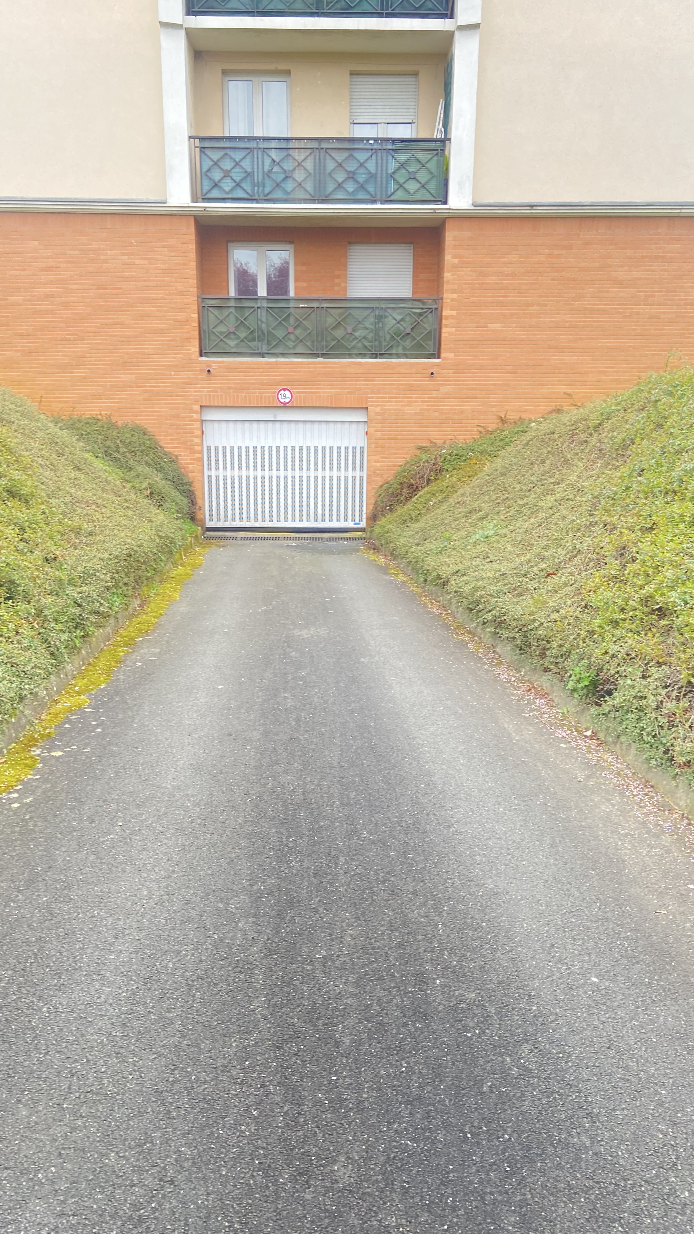Portail extérieur entrée Verneuil sur Seine/PROU